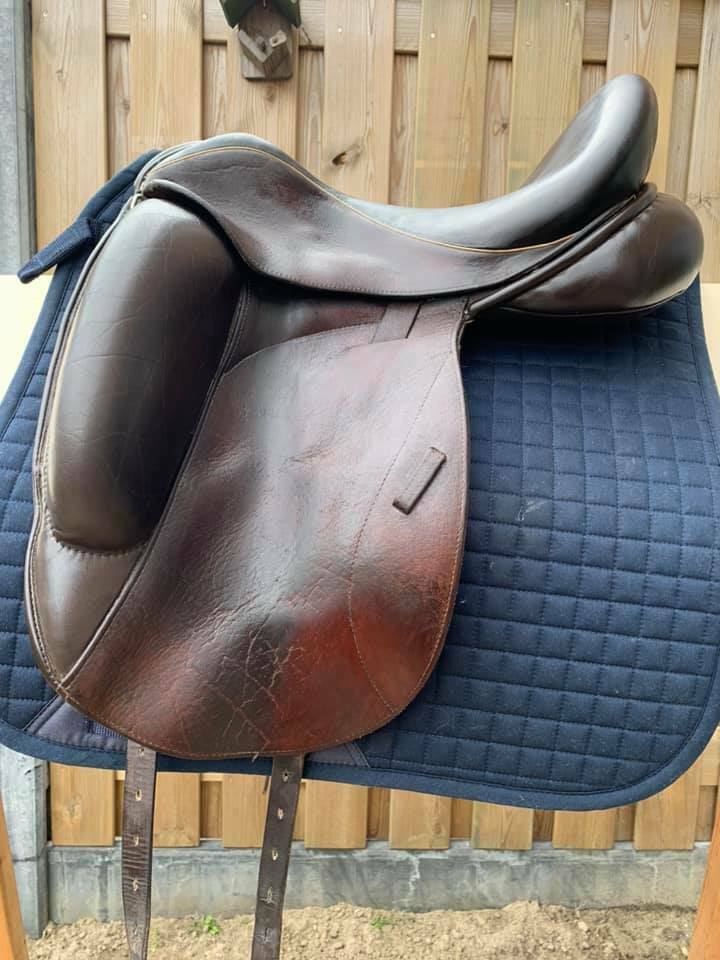 Custom Icon Flight dressage saddle brown